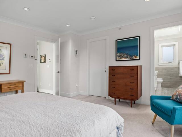 Stylish 5 bed/5 bth city-center family home gallery image 2