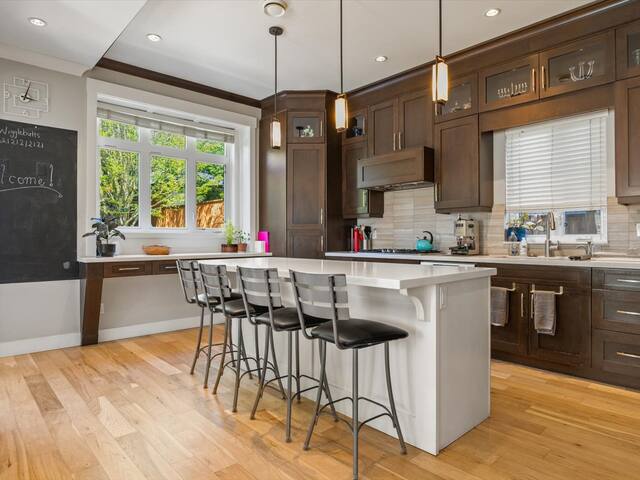 Stylish 7 bed/6 bth city-center family home gallery image 2