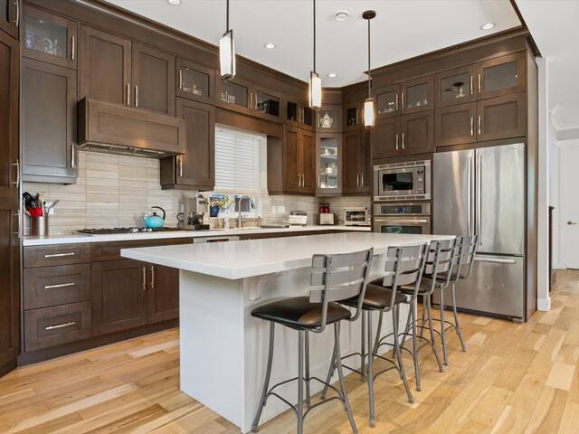 Stylish 7 bed/6 bth city-center family home gallery image 3