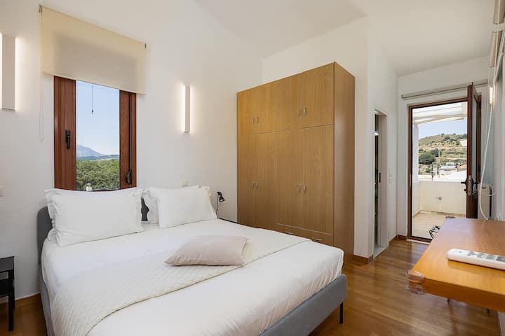 חדר שינה ראשי בקומה הראשונה עם מיטת קינג - סייז!