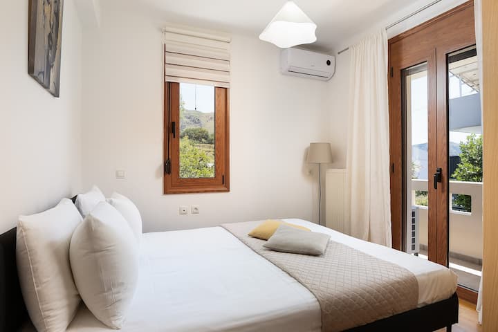 בחדר השינה הרביעי יש מיטת קינג סייז (1,80 x 2,00), ארון ומיזוג אוויר.