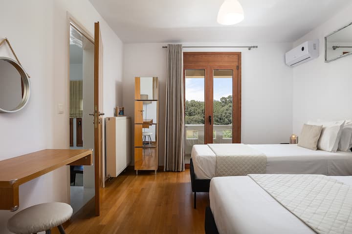 חדר שינה בקומת הקרקע עם שתי מיטות יחיד 