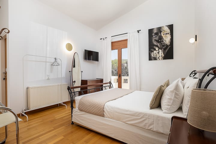 מיטת קווין סייז עם מרפסת פרטית משלה! הוא יכול להכיל 8 אורחים ב -4 חדרי השינה שלו, עם אפשרות לארח אורח תשיעי על מיטה מתקפלת.