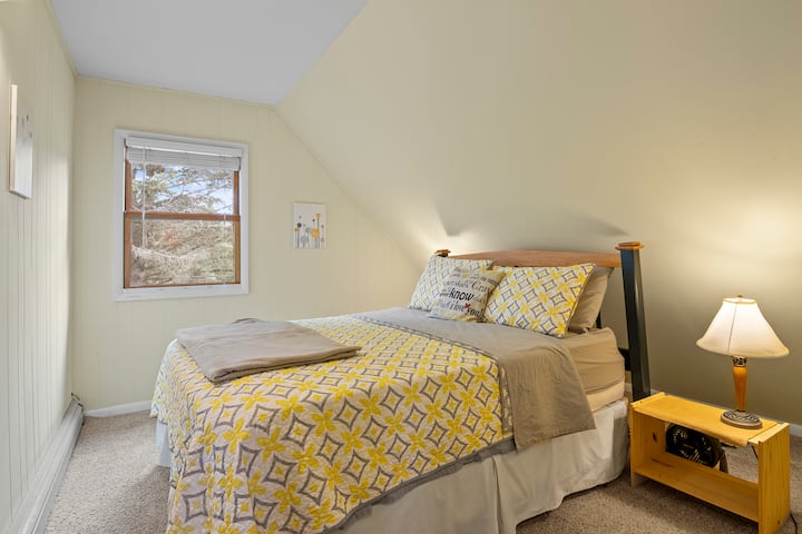 "ห้องพระอาทิตย์ขึ้น" ให้บริการที่พักที่อบอุ่นพร้อมเตียงขนาดควีนไซส์และสีสันสดใส มีพื้นที่ตู้เสื้อผ้าให้แขวนเสื้อผ้า