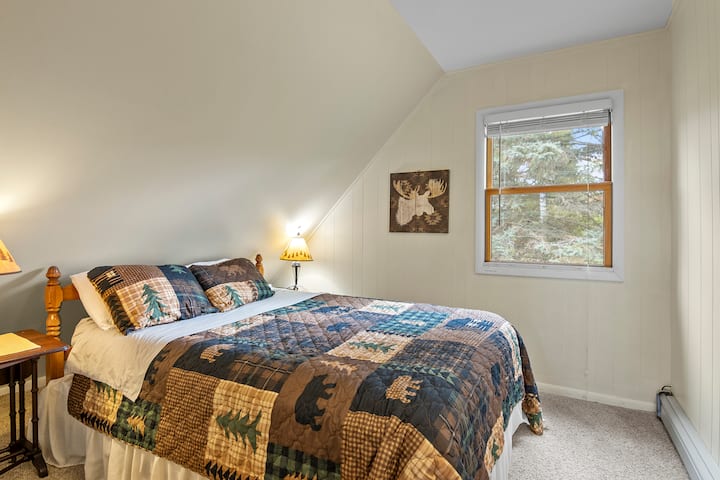 "ห้องใต้หลังคา" มีเตียงขนาดควีนไซส์ที่อบอุ่น! มีพื้นที่ตู้เสื้อผ้าให้แขวนเสื้อผ้า