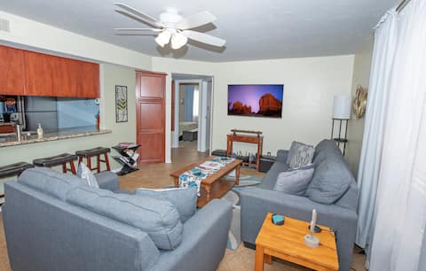 Popular Airbnb listing: Red Rock Escape | Free EV Charging! in Village Of Oak Creek (Big Park)