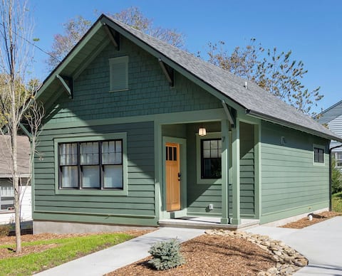 Downtown•Modern•Cumberland Cottage•Kitchen•Sleep 6