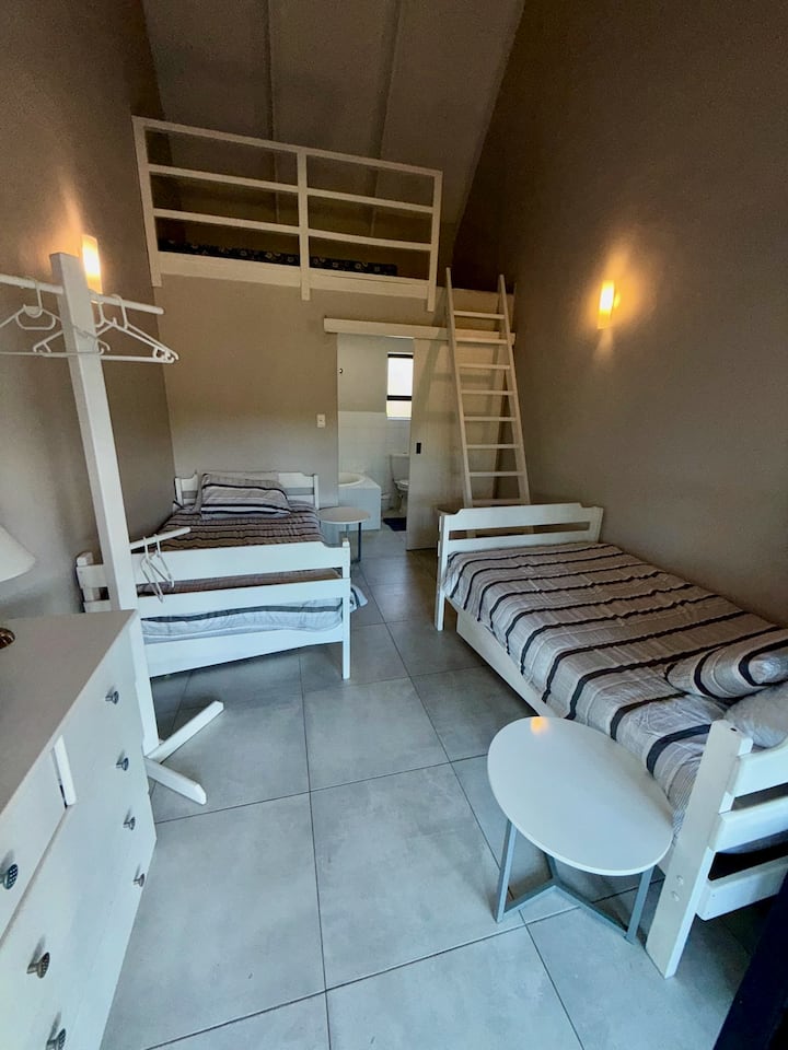 חדר שינה 2 (חדר רחצה צמוד עם מקלחת עילית), שתי מיטות שלושה רבעים עם מזרן על הרצפה בחלל הלופט. החדר נפתח למסדרון המשותף.