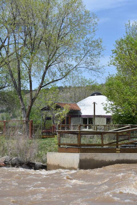 River Walk Yurt/sumptuous, hot tub, fast internet