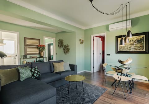 Popular Airbnb listing: Remarkable Terrace with Aqueduct Views in Campo De Ourique
