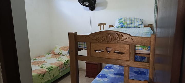 第二个房间。除了空调外，还有简单的床、Litera和额外的风扇。 