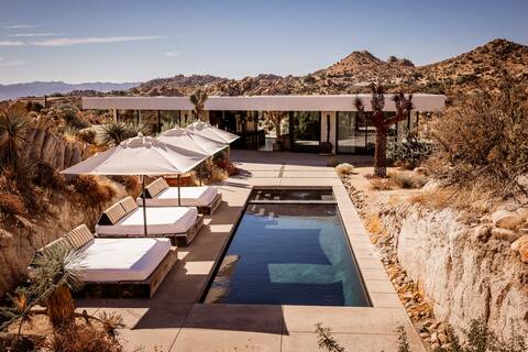 All-Glass Modern Joshua Tree Villa with Salt Water Pool/Spa