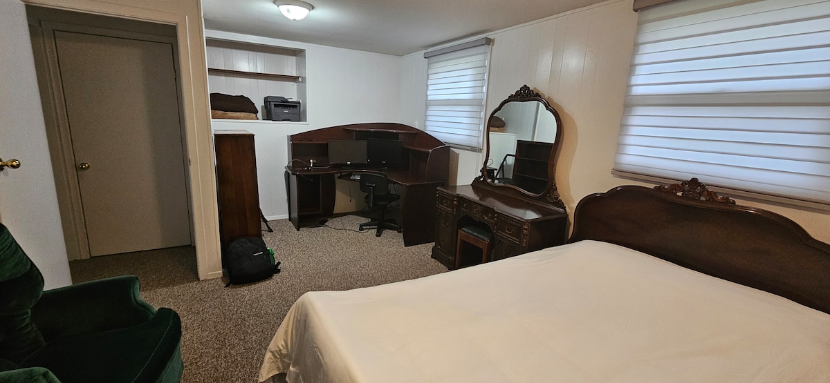 2. Schlafzimmer ist ein großes Zimmer mit Doppelbett und Bürobereich.  Ethernet-Kabel vorhanden