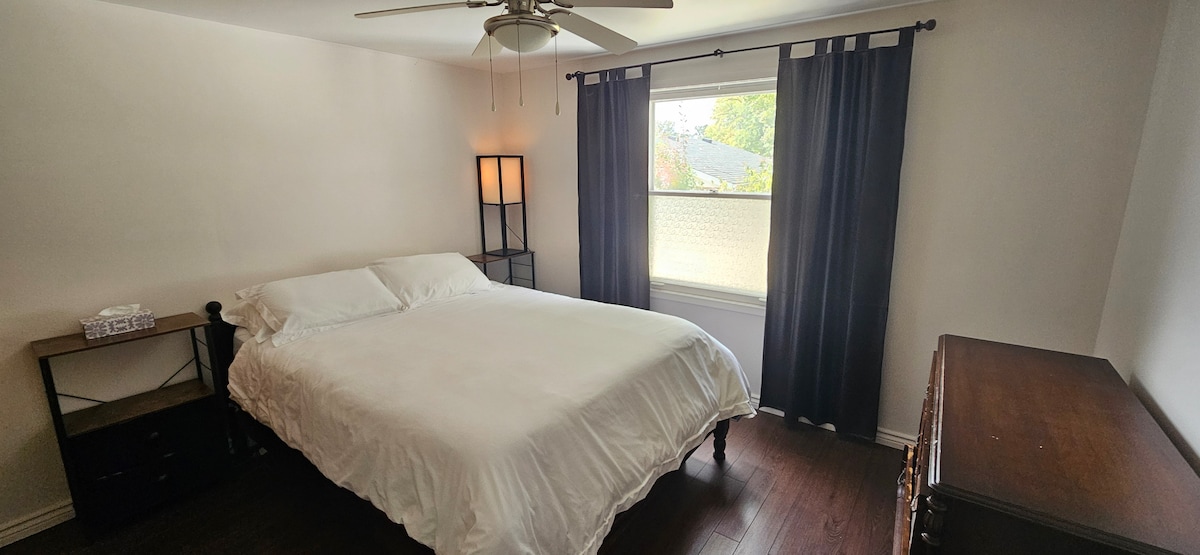 Das Hauptschlafzimmer verfügt über ein Queensize-Bett. Raumverdunkelungsschirme.