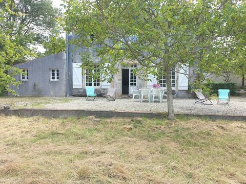 Independent accommodation in Logis 20 km from the beaches