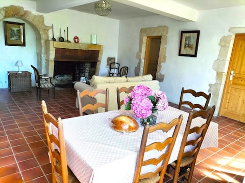 Independent accommodation in Logis 20 km from the beaches