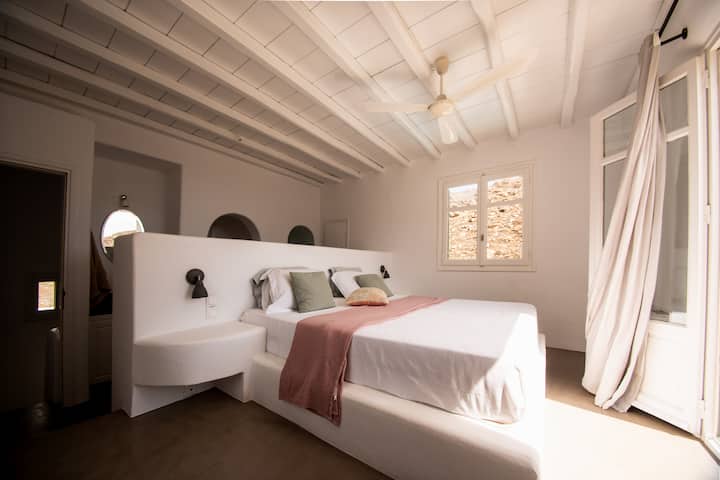 Top floor master double bedroom (ensuite) - sea view, rooftop access