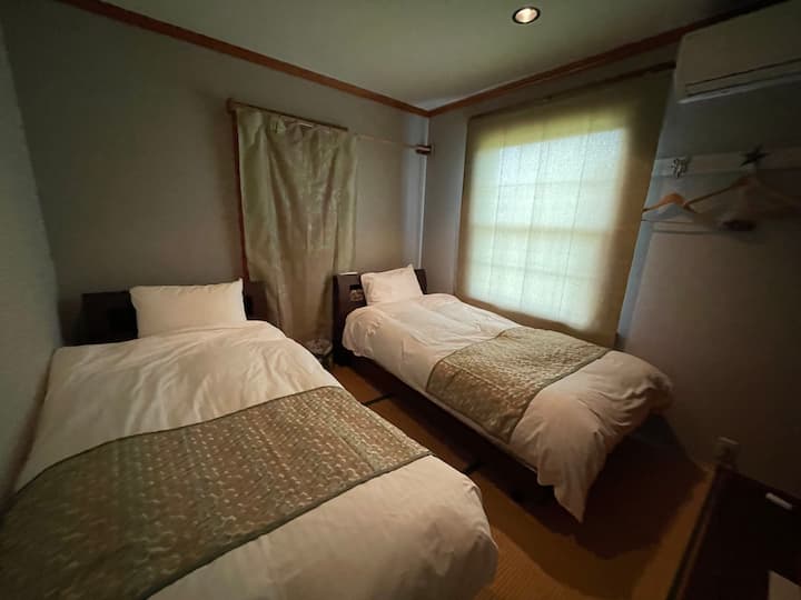 Dormitorio en la planta baja 2 camas individuales.