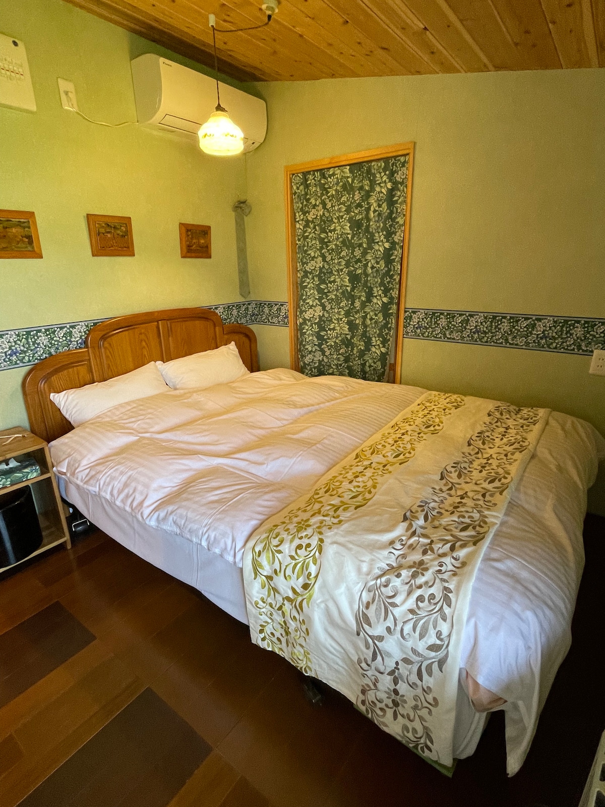 【限8人或以上】行政楼卧室　
带卫生间和淋浴的卧室
标准双人床