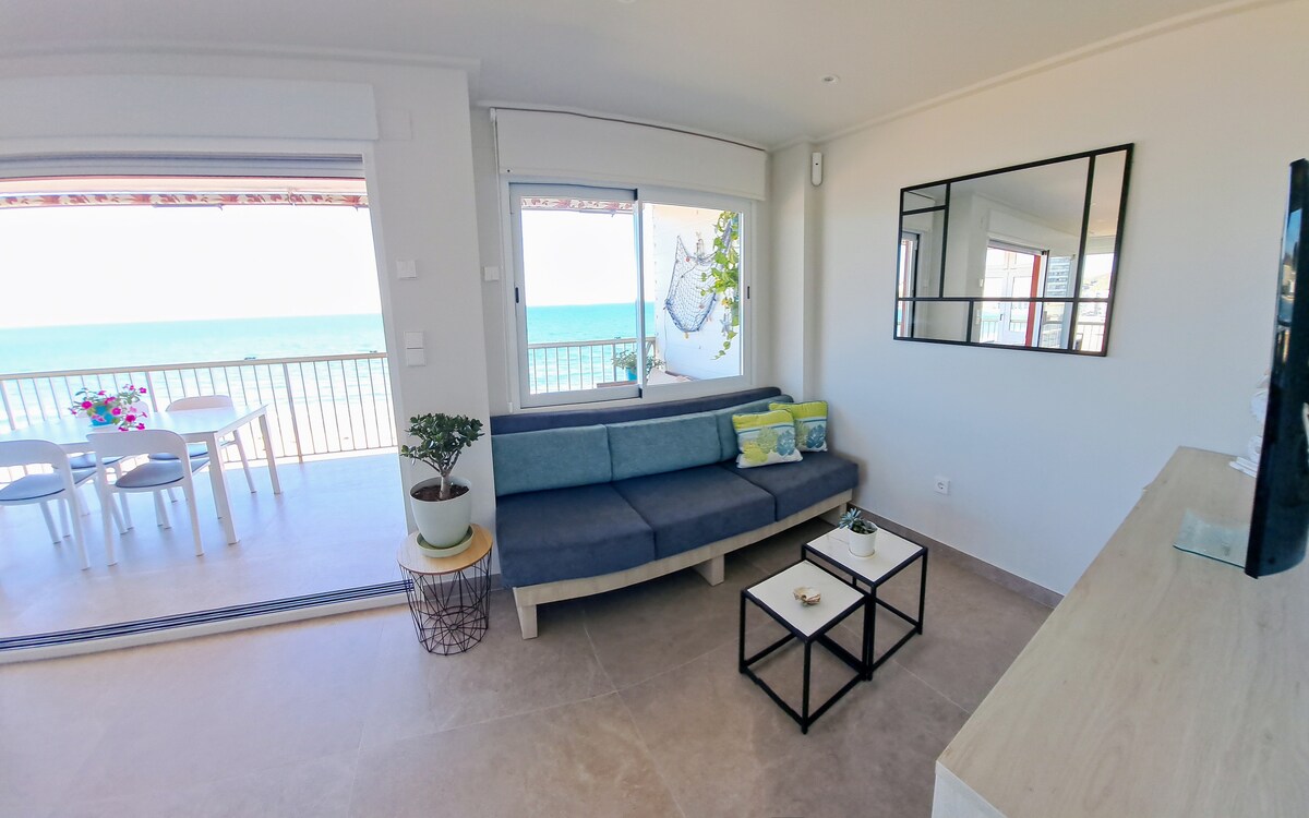 Top performing Airbnb: By the sea: wake up where the sun finds yo. in Cullera