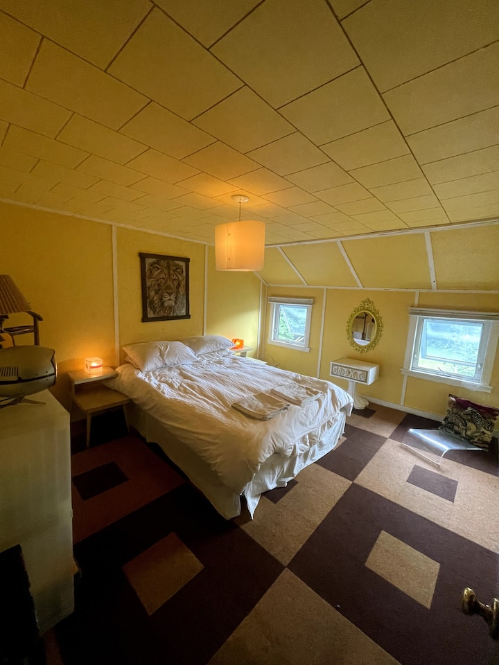 „Žltá izba“ s manželskou posteľou a skvelým výhľadom. Zobuďte sa a sledujte východ slnka v korunách stromov. 