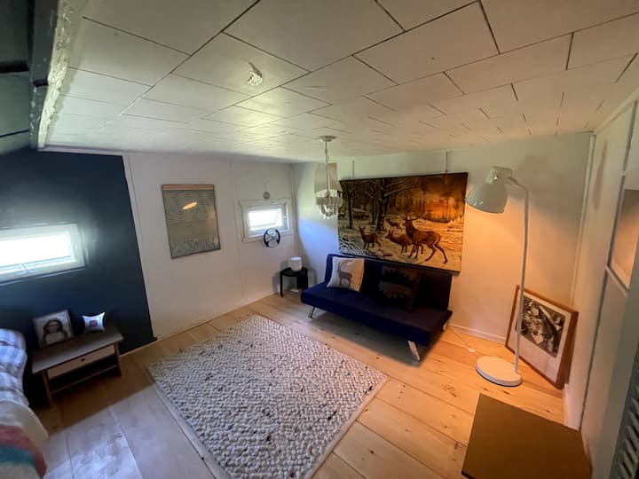 Vstavaná samostatná posteľ s rozkladacím gaučom pre jednu osobu