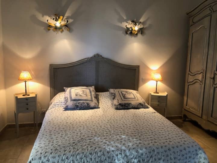 1号卧室一楼带有独立的淋浴间和马桶