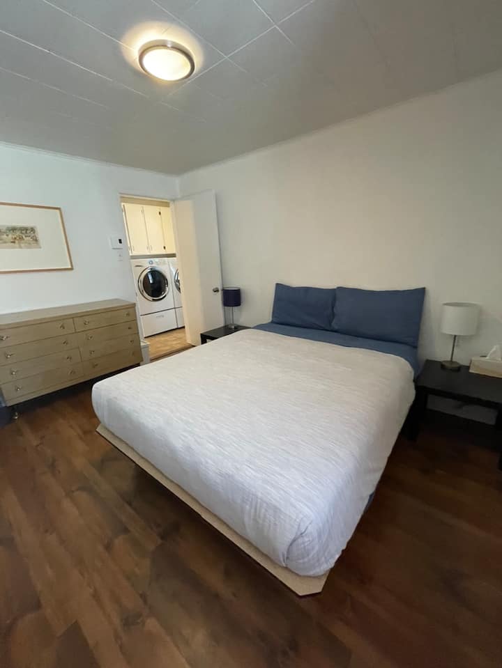 Chumba cha kulala 1 ni kikubwa na kina starehe. 
Kuna kitanda aina ya queen na hifadhi ya nguo zako.