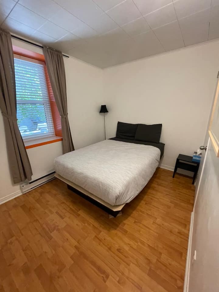 Chumba cha kulala cha tatu kinaangalia ua wa ndani. Ukiwa na kitanda cha watu wawili, ni kizuri kwa watu wasio na wenzi, watoto na wale wanaopendelea kukaa pamoja. 