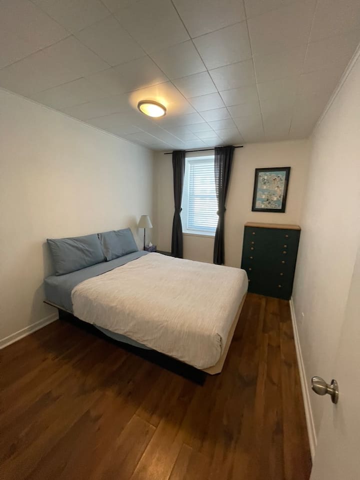 Chumba cha 2 cha kulala kina kitanda cha kifahari.
