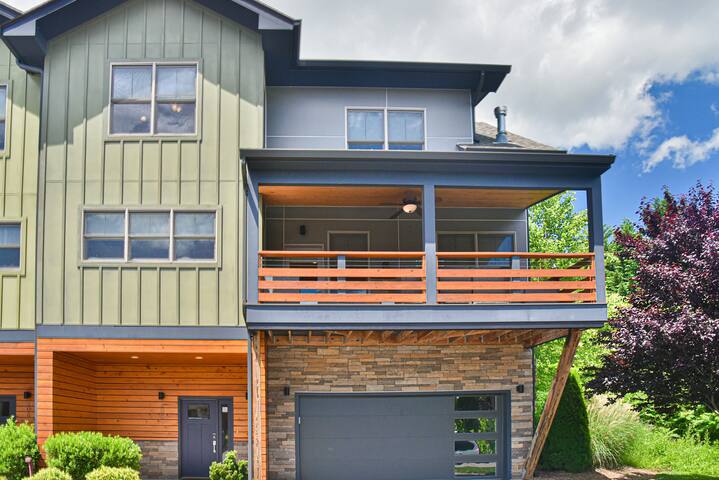 Elegant Townhome with Blue Ridge Views gallery image 2