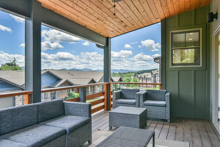 Elegant Townhome with Blue Ridge Views gallery image 3