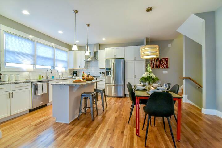 Elegant Townhome with Blue Ridge Views gallery image 5