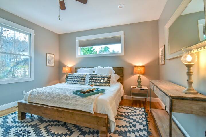 Elegant Townhome with Blue Ridge Views gallery image 4