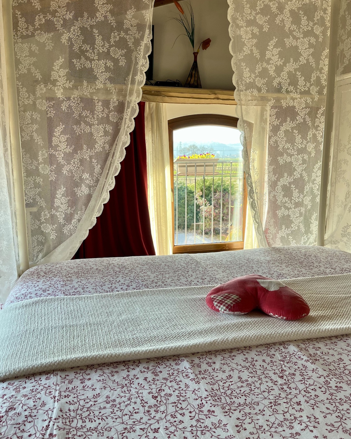 نقدم لك غرفتنا "الرومانسية"، وهي مساحة مريحة مع سرير كبير وخزانة وتلفزيون وواي فاي ومناظر خلابة ستخلق جوًا مثاليًا لراحتك ولحظاتك الخاصة.