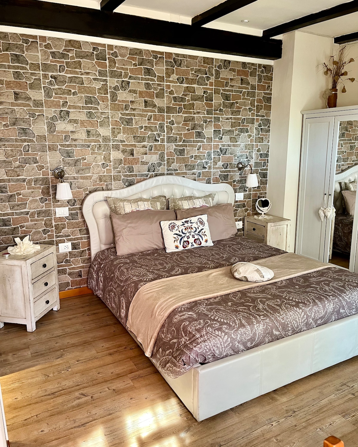 نقدم لك غرفة "التبعية" الخاصة بنا، المجهزة بسرير مزدوج وخزانة ملابس وتلفزيون وواي فاي وتراس خاص. كما يحتوي على سرير إضافي، وهو مثالي لاستضافة ضيف إضافي عند الحاجة.