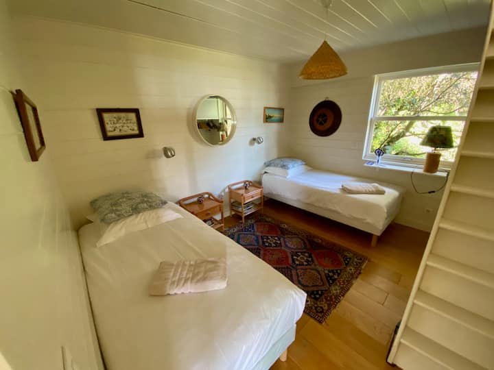 Cette chambre avec ses 2 lits jumeaux confortables peut être aménagée en chambre double « King size », à votre demande (cf autre photo de la chambre).