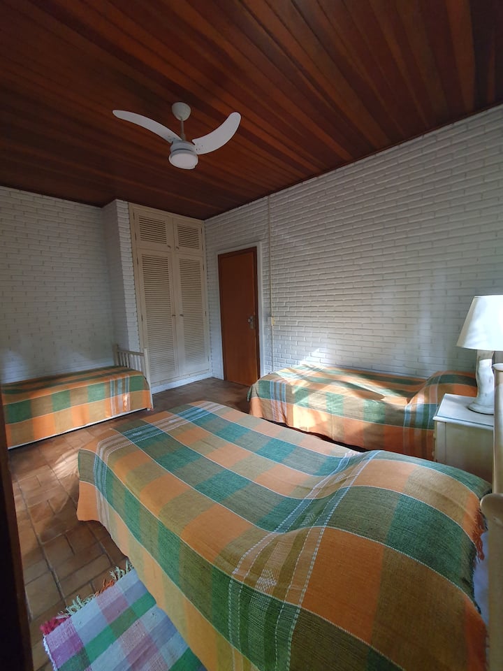 Integrovaná izba s balkónom so šatníkom, 3 samostatnými lôžkami, bicama a stropným ventilátorom