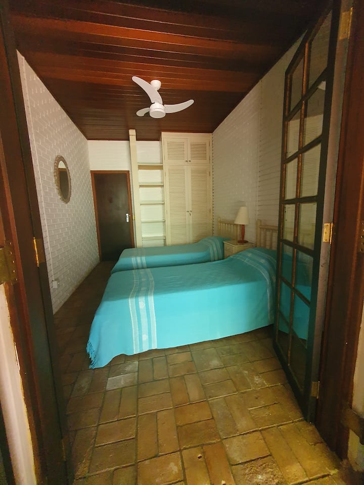 Integrovaná izba s balkónom s 2 samostatnými lôžkami,  šatníkom a stropným ventilátorom 