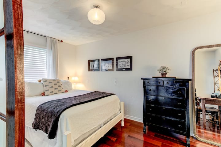 第三间卧室配备1.8米宽双人床