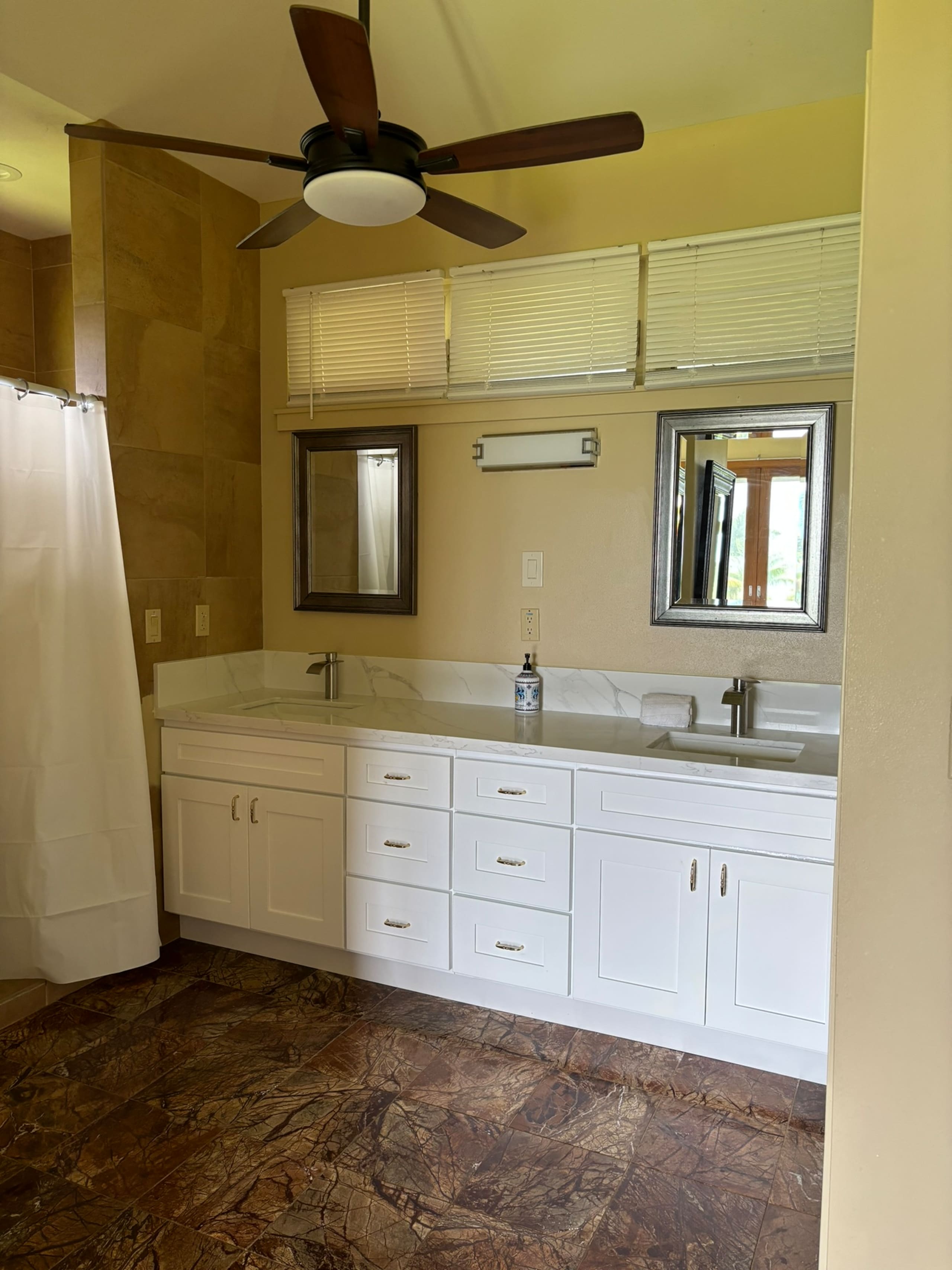 3-Bedroom Home w Ocean Views & Renovated Kitchen - Photo 10