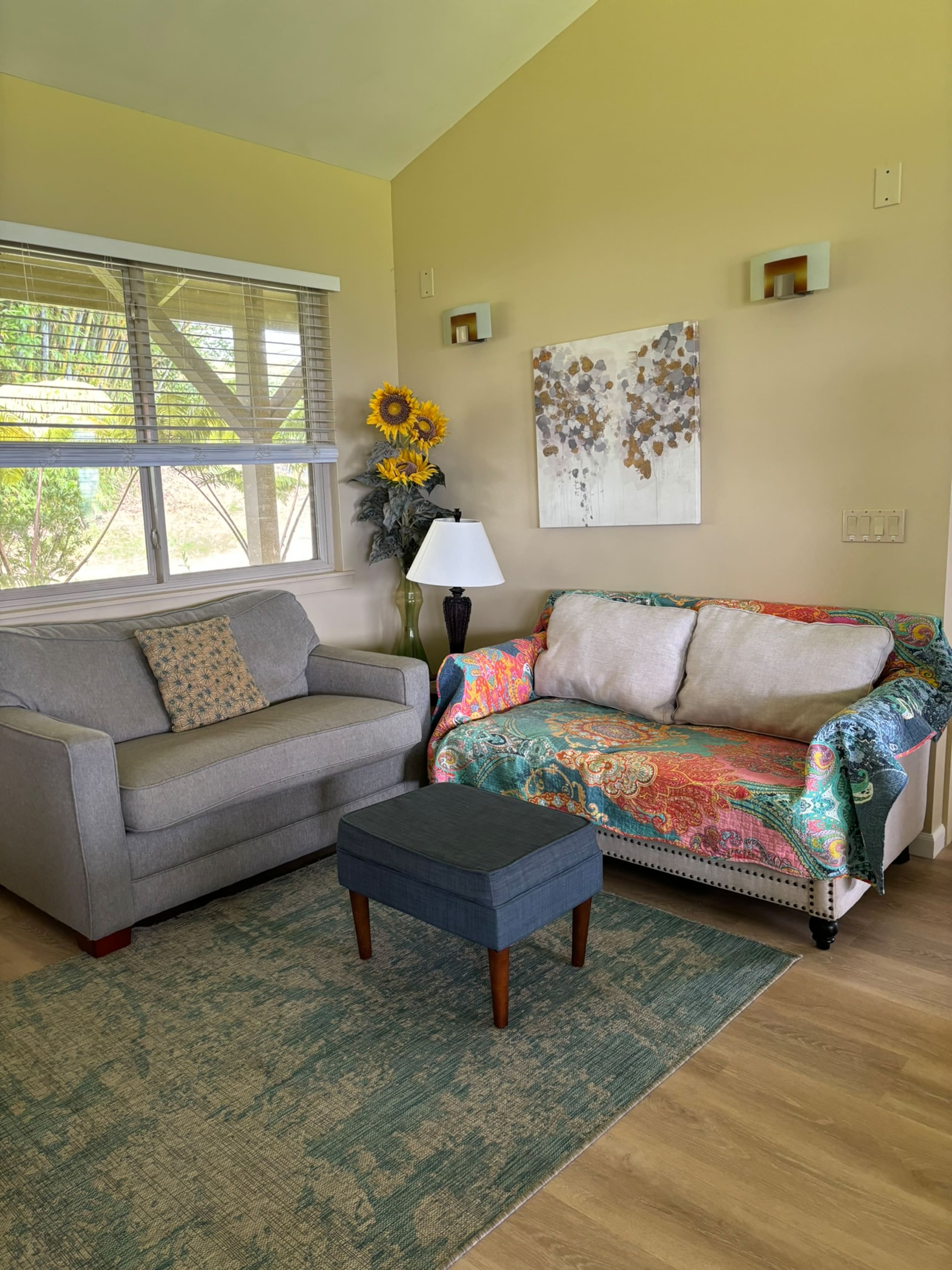 3-Bedroom Home w Ocean Views & Renovated Kitchen - Photo 2