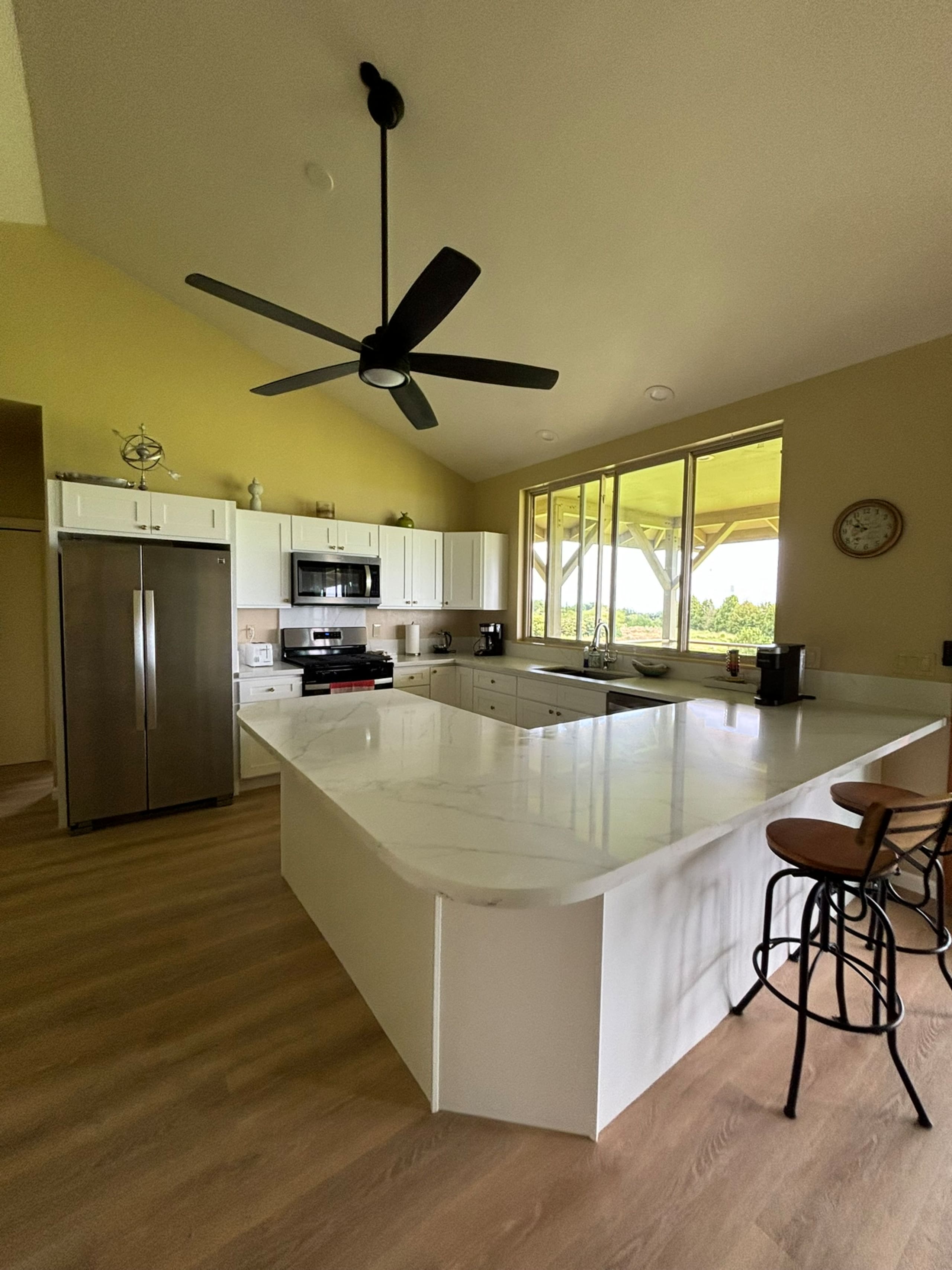 3-Bedroom Home w Ocean Views & Renovated Kitchen - Photo 5
