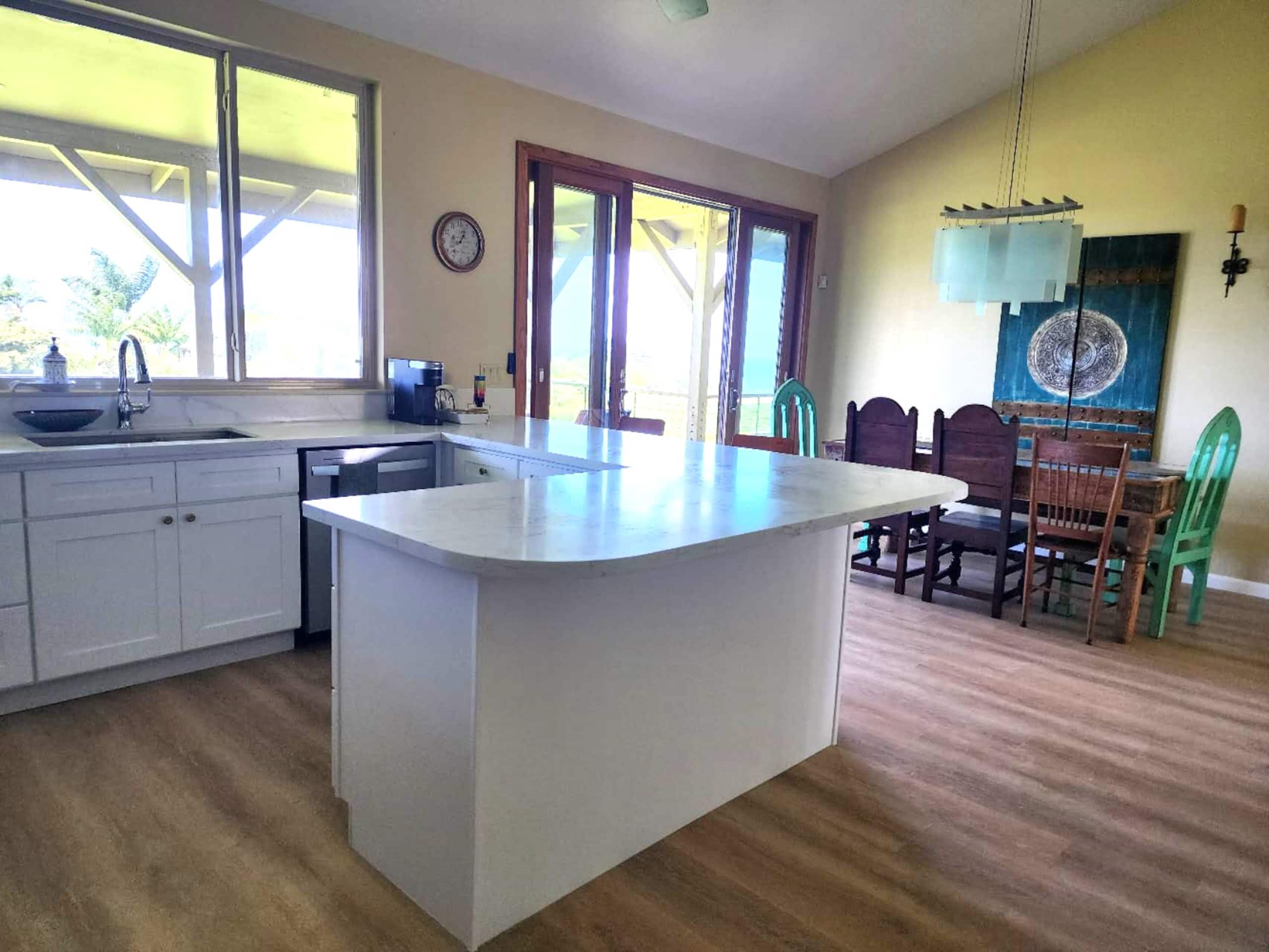 3-Bedroom Home w Ocean Views & Renovated Kitchen - Photo 4