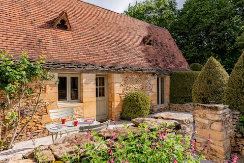 Charming little cottage in the heart of a saffron field.