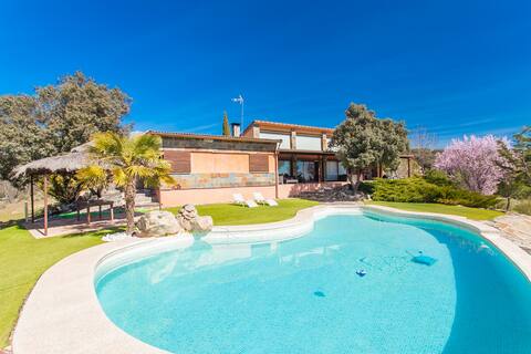 Villa with a swimming pool and nature 40 minutes from Madrid