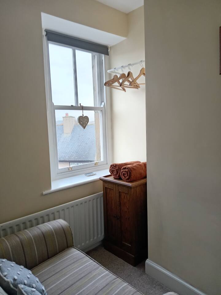 Útulný kútik na čítanie knihy.  Nachádza sa v spálni veľkosti King.