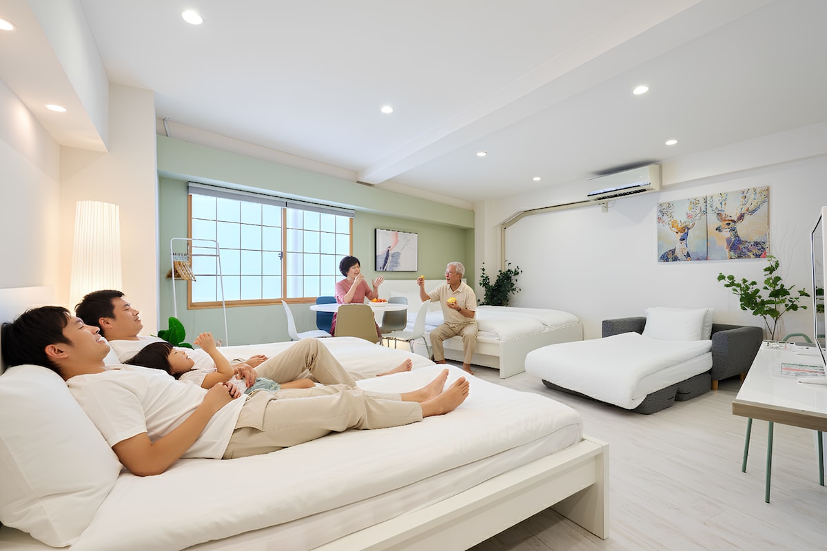 We hebben vier eenpersoonsmatrassen en een eenpersoons slaapbank. In de winter zetten we een warm elektrisch kussen neer. We geven je een zachte, gezellige en schone staat