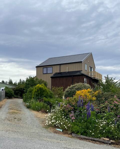 Sunny, spacious and central with views over Naseby