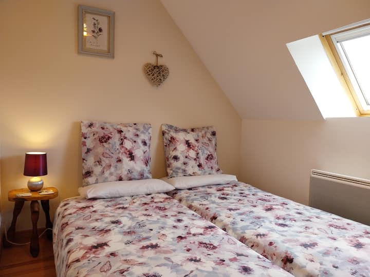 Enkelsängar bäddade till Queen size-säng